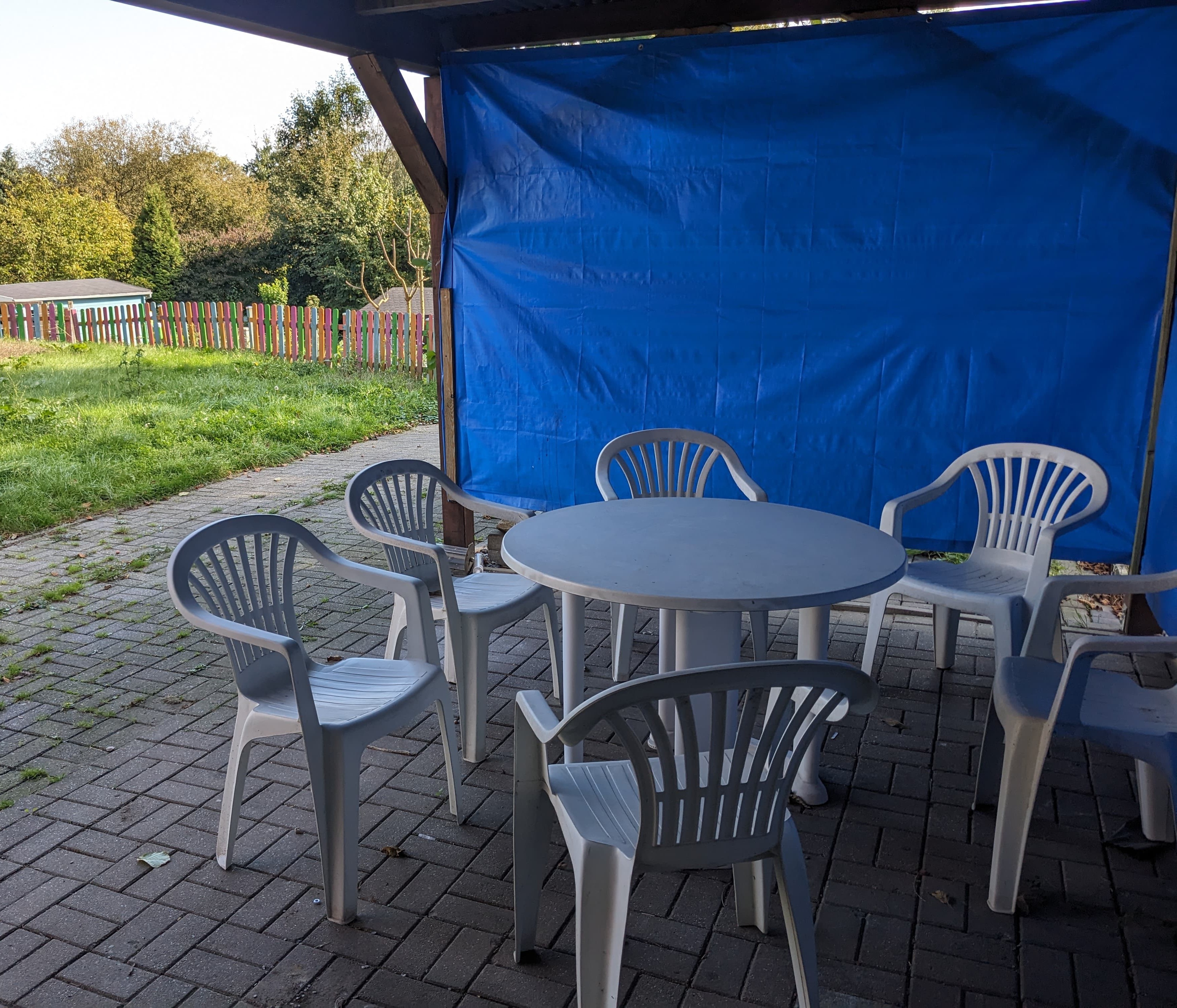 Kernsanierte neu möblierte EG-Wohnung, 4 DZ mit Einzelbetten, Parkplätze direkt am Haus 2