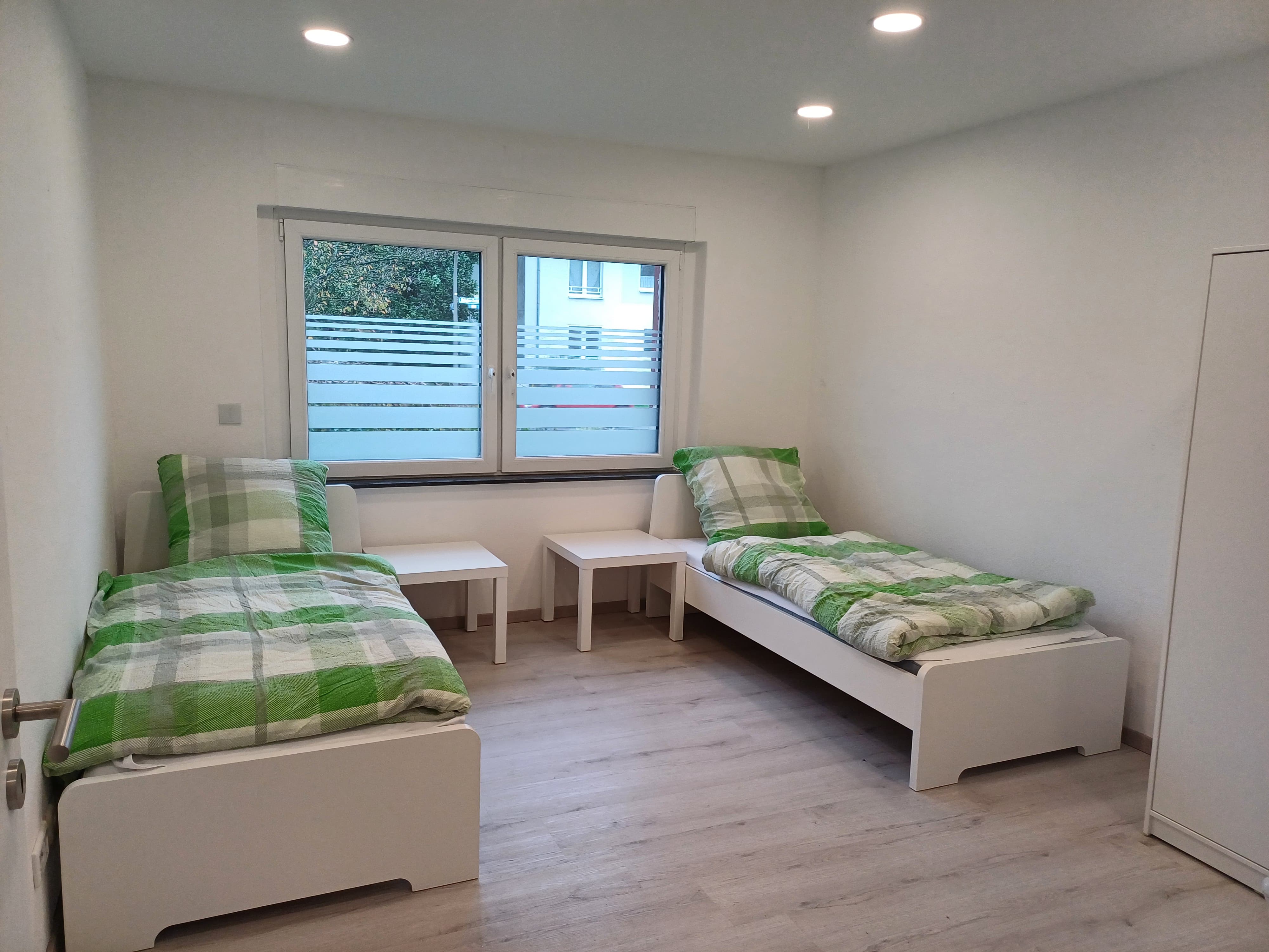 Kernsanierte neu möblierte EG-Wohnung, 4 DZ mit Einzelbetten, Parkplätze direkt am Haus 3