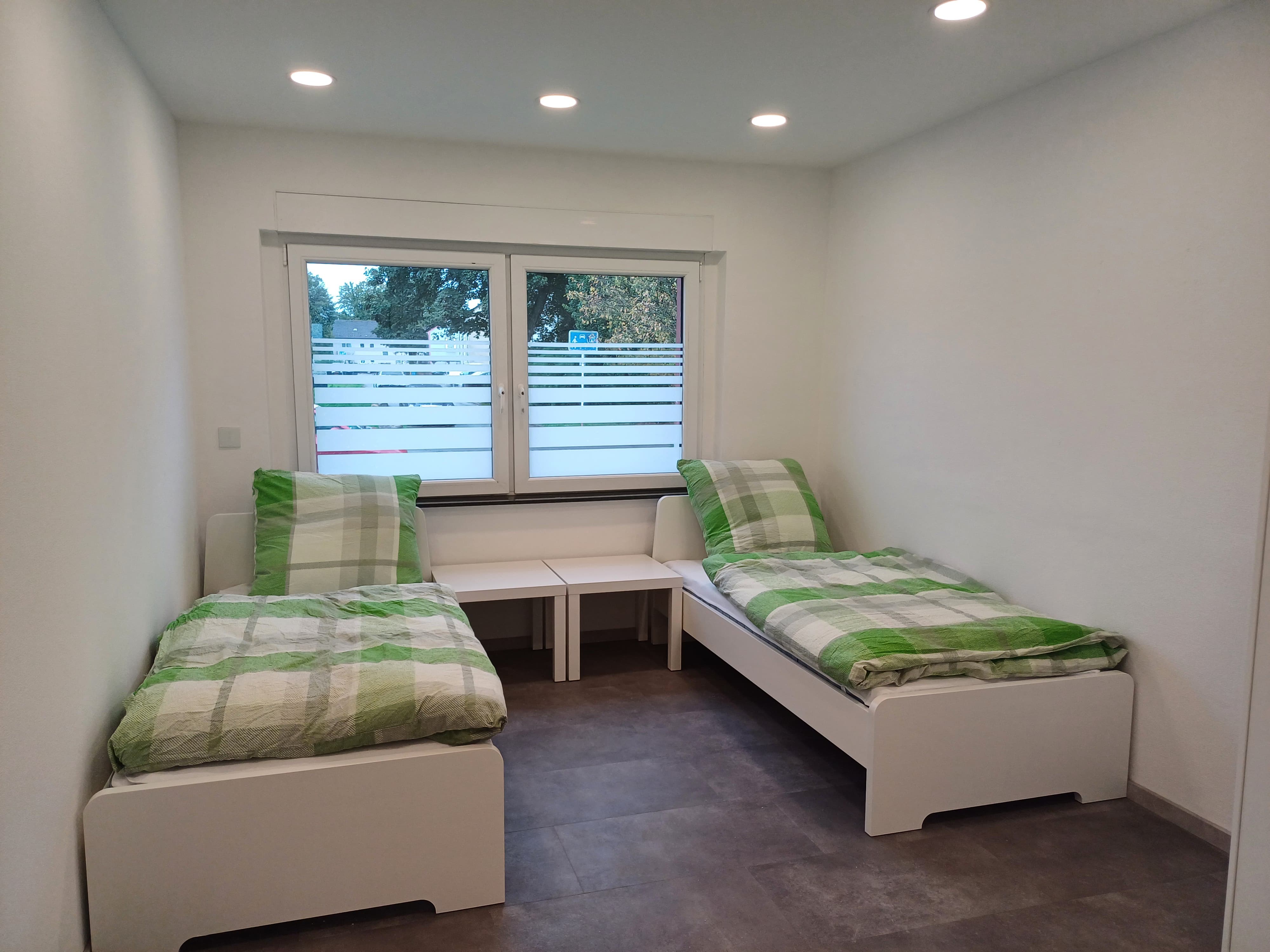 Kernsanierte neu möblierte EG-Wohnung, 4 DZ mit Einzelbetten, Parkplätze direkt am Haus 4