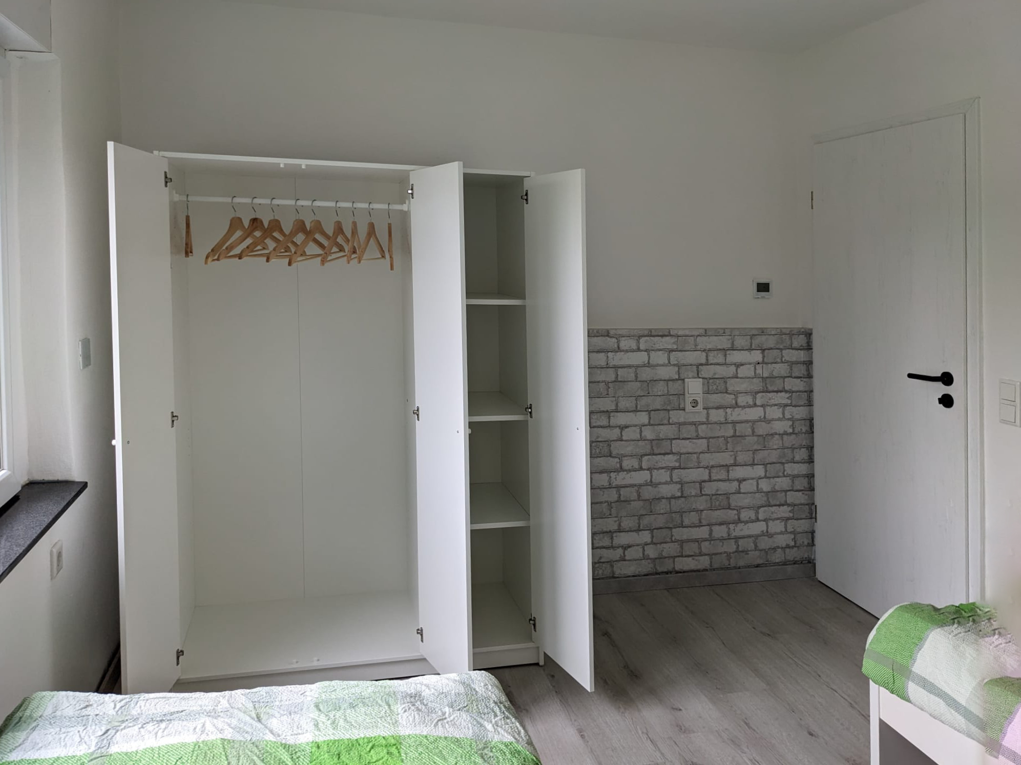 Kernsanierte neu möblierte EG-Wohnung, 4 DZ mit Einzelbetten, Parkplätze direkt am Haus 5